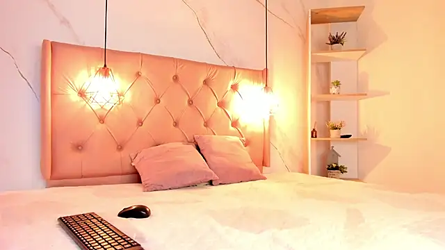 Snapshot of Bellarohs chatting on 09/27/25, 02:00 Bellarohs online show from 09/27/25, 02:00