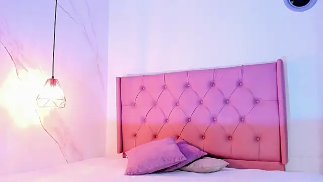 Snapshot of Bellarohs chatting on 11/04/25, 01:54 Bellarohs online show from 11/04/25, 01:54