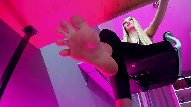 Snapshot of Yourweakness777 chatting on 12/20/25, 11:12 Yourweakness777 online show from 12/20/25, 11:12