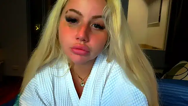 Snapshot of TiaDoll chatting on 11/15/25, 11:51 TiaDoll online show from 11/15/25, 11:51