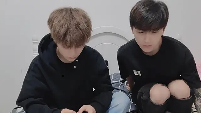 Snapshot of linger2563 chatting on 10/14/25, 01:34 linger2563 online show from 10/14/25, 01:34