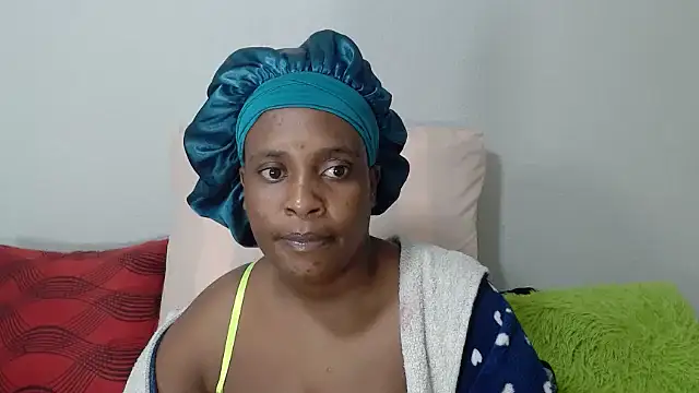 QueenRomaxx1 online show from 10/18/25, 07:58