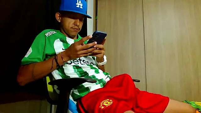 Snapshot of skinny23cm chatting on 03/22/25, 10:06 skinny23cm online show from 03/22/25, 10:06