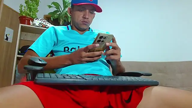 Snapshot of skinny23cm chatting on 10/22/25, 12:49 skinny23cm online show from 10/22/25, 12:49