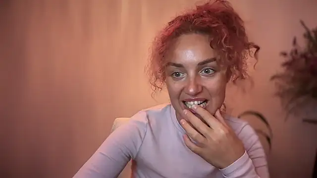 Snapshot of Reddgiirl chatting on 10/28/25, 08:22 Reddgiirl online show from 10/28/25, 08:22