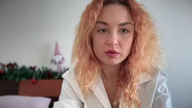 Snapshot of Reddgiirl chatting on 12/17/25, 09:59 Reddgiirl online show from 12/17/25, 09:59