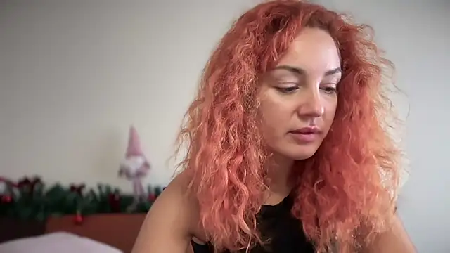 Snapshot of Reddgiirl chatting on 12/19/25, 09:38 Reddgiirl online show from 12/19/25, 09:38