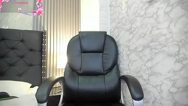 Snapshot of andrea__hills chatting on 09/12/25, 07:03 andrea hills online show from 09/12/25, 07:03