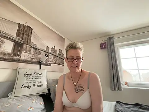 Curvy-Jinx online show from 04/15/26, 07:48