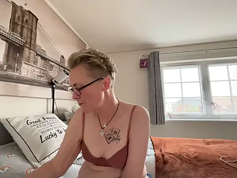 Curvy-Jinx online show from 04/16/26, 08:04