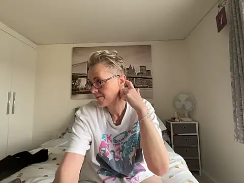 Snapshot of Curvy-Jinx chatting on 04/17/26, 07:33 Curvy-Jinx online show from 04/17/26, 07:33