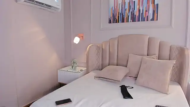 Snapshot of mia_kisses2 chatting on 10/18/25, 04:04 mia kisses2 online show from 10/18/25, 04:04