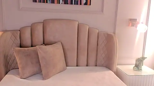 Snapshot of mia_kisses2 chatting on 11/27/25, 02:13 mia kisses2 online show from 11/27/25, 02:13