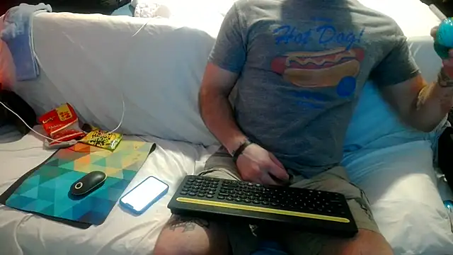 Luv2SuckBWC92 online show from 09/18/25, 04:03