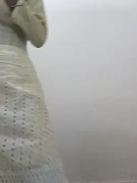 Snapshot of Alia-00 chatting on 10/28/25, 04:05 Alia-00 online show from 10/28/25, 04:05