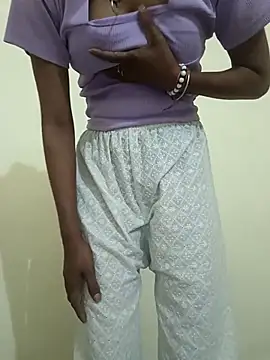 Snapshot of Alia-00 chatting on 12/04/25, 04:22 Alia-00 online show from 12/04/25, 04:22