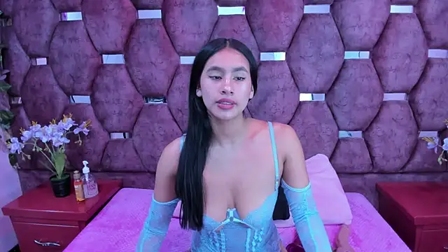 Miaa Davis  online show from 11/21/25, 03:05