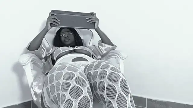 Snapshot of hoot_emily chatting on 09/12/25, 05:51 hoot emily online show from 09/12/25, 05:51