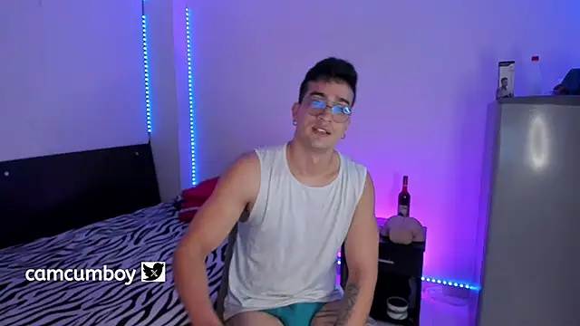 Snapshot of CamCumBoy chatting on 10/09/25, 10:46 CamCumBoy online show from 10/09/25, 10:46