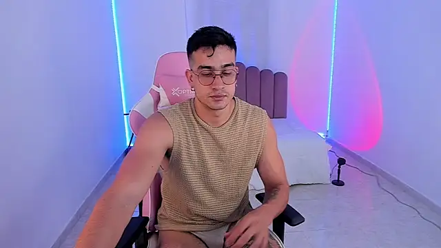 Snapshot of CamCumBoy chatting on 10/20/25, 07:20 CamCumBoy online show from 10/20/25, 07:20