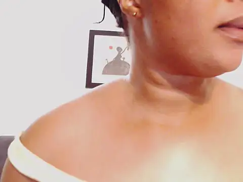 Snapshot of xMoreOfAmor chatting on 11/11/25, 05:24 xMoreOfAmor online show from 11/11/25, 05:24