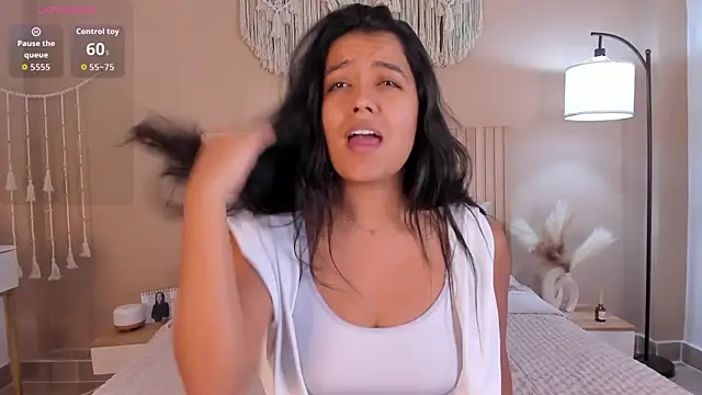 Camila Bustamante online show from 05/04/26, 04:58