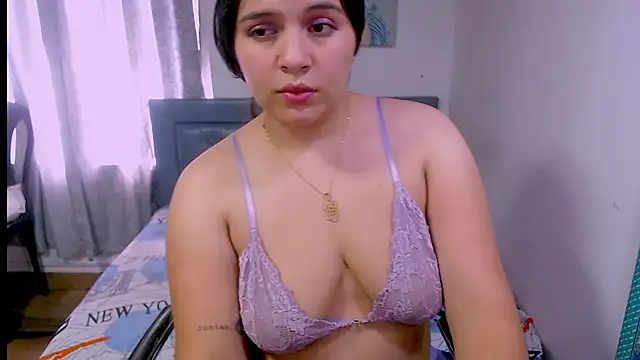 Snapshot of sarah_aguilar chatting on 09/17/25, 08:10 sarah aguilar online show from 09/17/25, 08:10