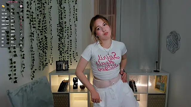 Snapshot of LanaRoselle chatting on 09/19/25, 09:37 LanaRoselle online show from 09/19/25, 09:37