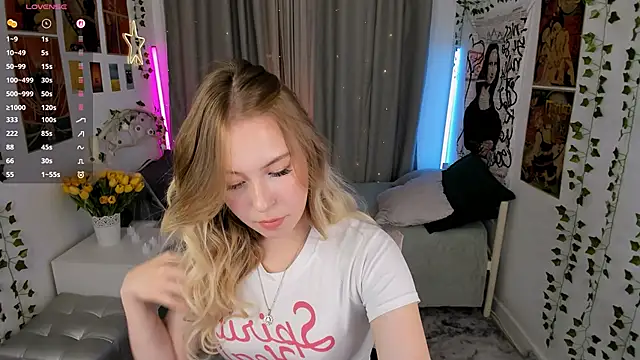 Snapshot of LanaRoselle chatting on 10/24/25, 09:22 LanaRoselle online show from 10/24/25, 09:22