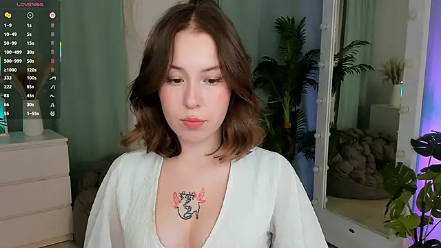 Snapshot of LanaRoselle chatting on 12/04/25, 09:23 LanaRoselle online show from 12/04/25, 09:23