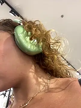 Snapshot of Chloe_Leaozinho chatting on 02/04/26, 02:23 Chloe Leaozinho online show from 02/04/26, 02:23