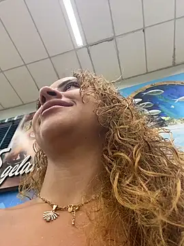 Snapshot of Chloe_Leaozinho chatting on 02/15/26, 04:25 Chloe Leaozinho online show from 02/15/26, 04:25