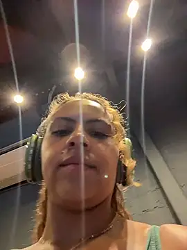 Snapshot of Chloe_Leaozinho chatting on 02/22/26, 04:05 Chloe Leaozinho online show from 02/22/26, 04:05