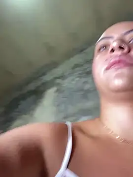 Chloe Leaozinho online show from 04/11/26, 01:04