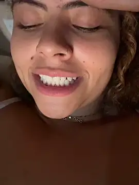 Chloe Leaozinho online show from 05/15/26, 11:45