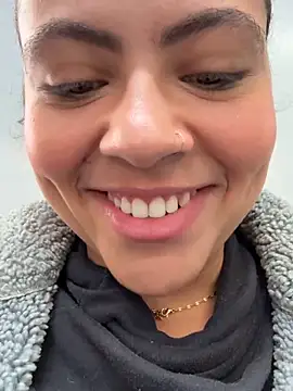 Chloe Leaozinho online show from 05/22/26, 02:33
