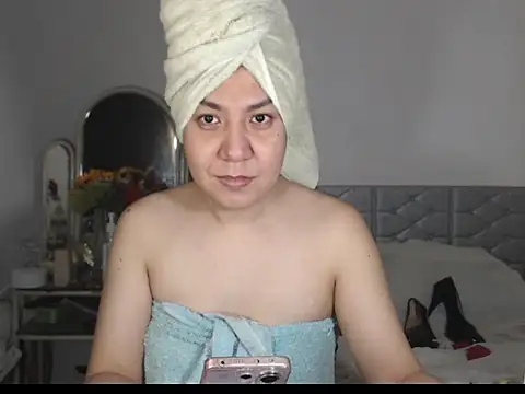 Snapshot of stellahugeX chatting on 10/18/25, 07:42 stellahugeX online show from 10/18/25, 07:42