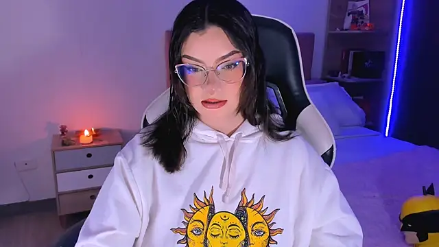 Snapshot of OphelianaRose33 chatting on 10/13/25, 08:20 OphelianaRose33 online show from 10/13/25, 08:20