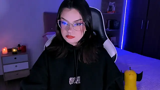 Snapshot of OphelianaRose33 chatting on 11/21/25, 09:57 OphelianaRose33 online show from 11/21/25, 09:57