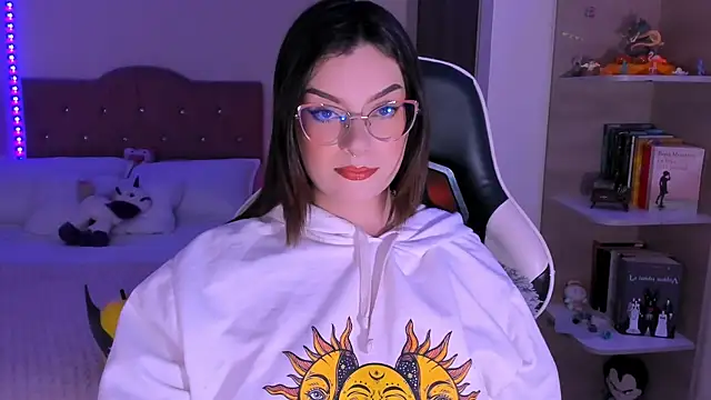 Snapshot of OphelianaRose33 chatting on 12/18/25, 09:54 OphelianaRose33 online show from 12/18/25, 09:54