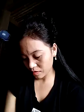 Snapshot of Maipm18 chatting on 10/15/25, 02:11 Maipm18 online show from 10/15/25, 02:11