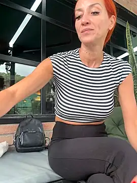 Snapshot of MikaelaBloom chatting on 10/12/25, 12:48 MikaelaBloom online show from 10/12/25, 12:48