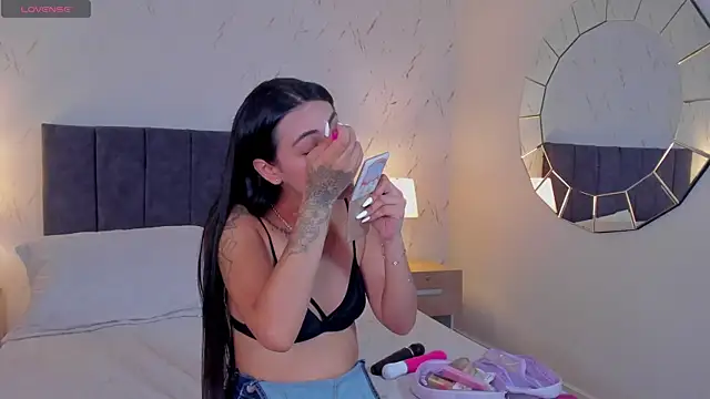 Snapshot of Emilly_Beaumont chatting on 07/06/26, 12:57 Emilly Beaumont online show from 07/06/26, 12:57