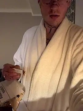 Snapshot of FullTattooBoy chatting on 12/17/25, 04:40 FullTattooBoy online show from 12/17/25, 04:40