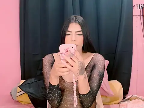 Snapshot of _crystal23_ chatting on 10/11/25, 04:44 crystal23 online show from 10/11/25, 04:44