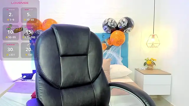 Snapshot of julieta_miller01 chatting on 10/28/25, 11:36 julieta miller01 online show from 10/28/25, 11:36