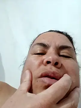 Snapshot of yaneth_ chatting on 11/12/25, 10:52 yaneth online show from 11/12/25, 10:52