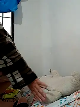 Snapshot of yaneth_ chatting on 11/17/25, 11:38 yaneth online show from 11/17/25, 11:38