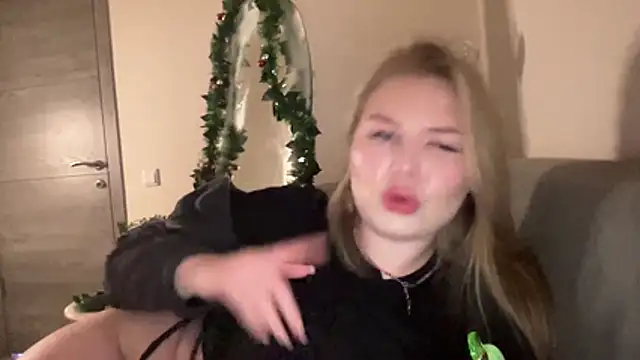 Snapshot of Its_charliie chatting on 12/22/25, 11:57 Its charliie online show from 12/22/25, 11:57