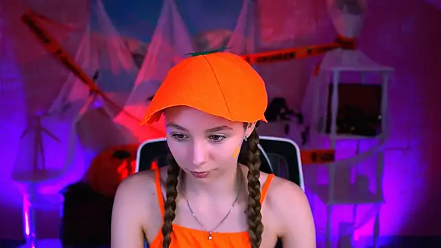 JulieDaniel online show from 10/31/25, 04:35